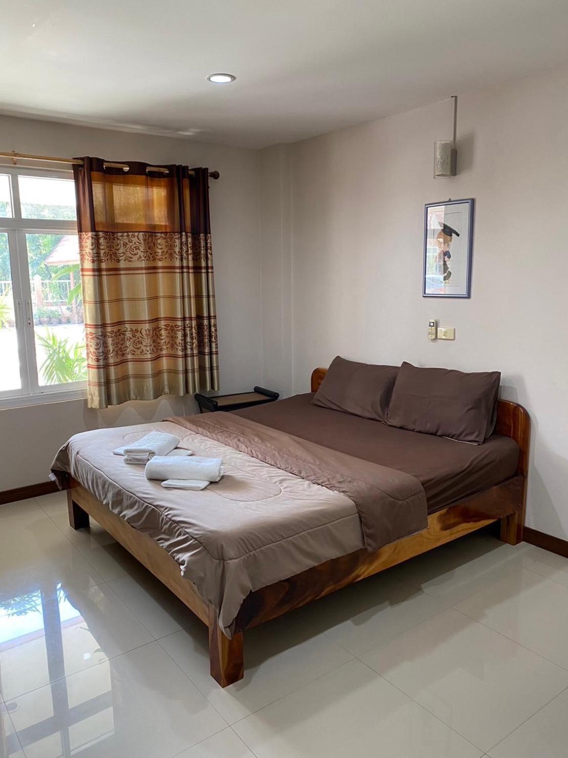 Klang Muang River Home Фечабун Екстериор снимка